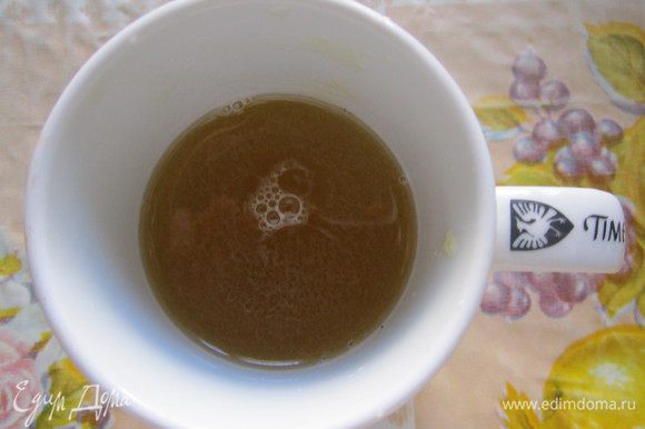 В тёплой воде размешать мёд и вылить в сухую смесь.