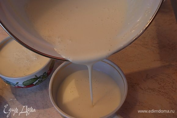 Соединить сливки с желатиновым молоком, перемешать и разлить по формочкам. Остудить. Убрать в холодильник, до полного застывания.