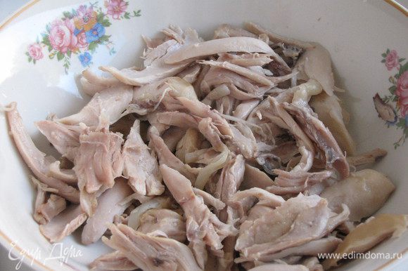 Если бульон к этому времени уже сварился, то можно вынуть курицу. Достать из бульона луковицу и морковку и выбросить. Курицу охладить и отделить мясо от костей. Мясо разделить на маленькие кусочки.