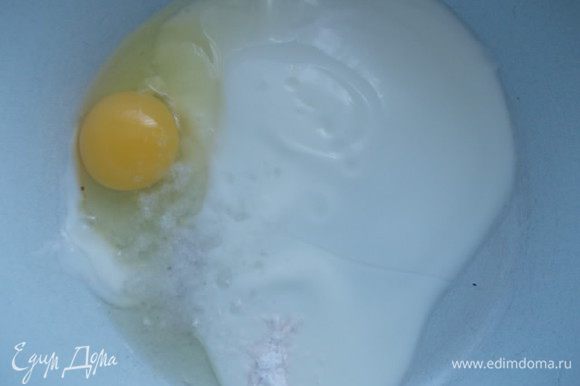 Займемся тестом. Вылить в миску кефир или молоко,добавить яйцо и соль.