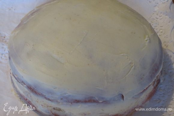 На поверхность всего торта нанести оставшийся масляной крем.