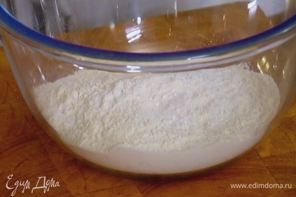 Перемешать 270 г муки с разрыхлителем и щепоткой соли.