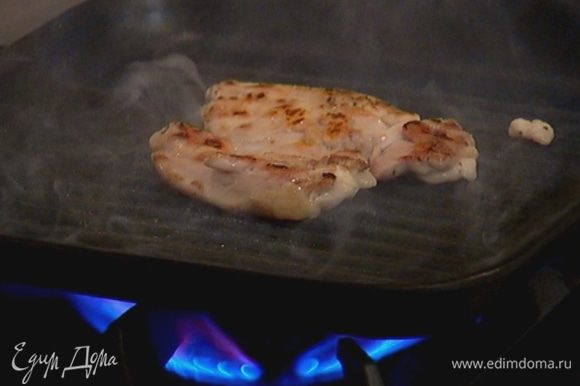 Разогреть сковороду-гриль и обжаривать мясо по 3–4 минуты с каждой стороны.
