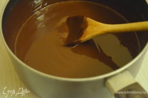 Для ганаша распустить в горячих сливках шоколад.