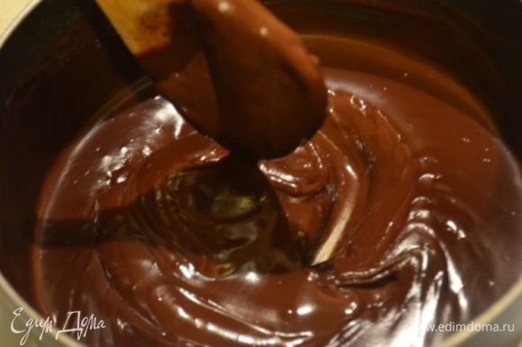 Размешать чтобы шоколад полностью разошелся в сливках. Остудить в холодильнике примерно 30 минут.