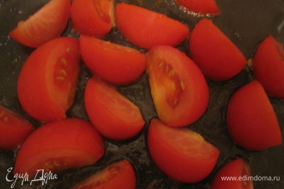 Разрежьте помидоры и пожарте на оливковом масле.