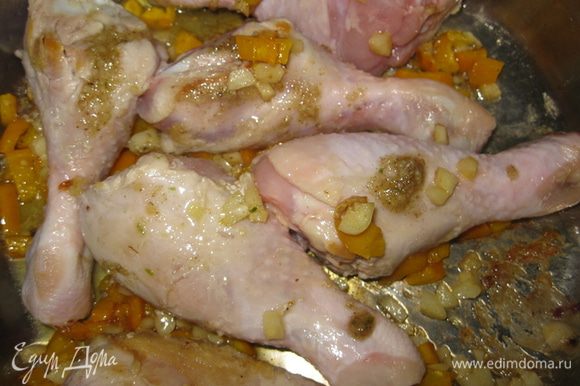 Через 5 минут добавьте куриные ножки и перемешайте с приготовленным соусом. Запекайте в течение 20-25 мин.