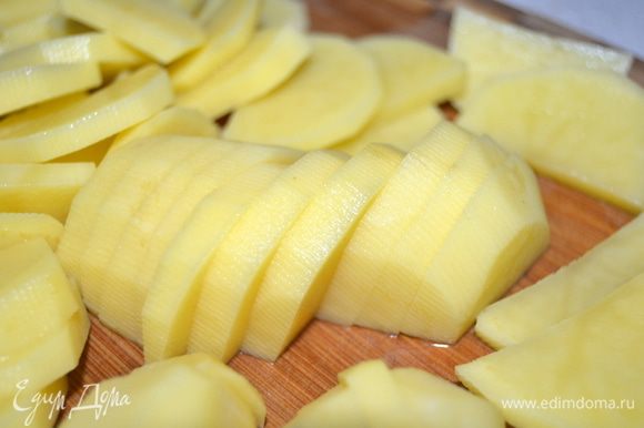 Картофель нарезать крупными ломтиками.