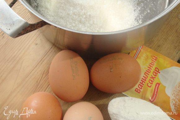 Дать отдохнуть. В это время приготовить заварной крем. Для заварного крема нам потребуется: 4 яйца, 0,5 ст.сахара, ванильный сахар по вкусу, 500 мл (граммов) молока, 2 ст.л. муки.