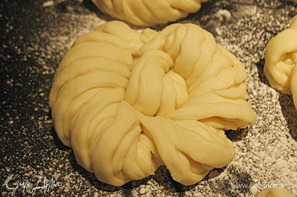 Сформированные булочки переложить на противень, дать подняться, смазать желтком и посыпать кунжутом.