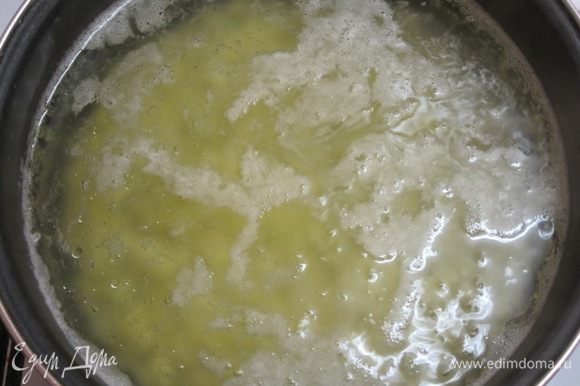 В кипящую воду опустить нарезанный кубиками картофель, варить 5 минут.