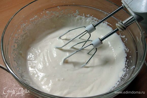 Для приготовления крема взбить сметану с сахаром до пышной массы. Отдельно взбить сливки.