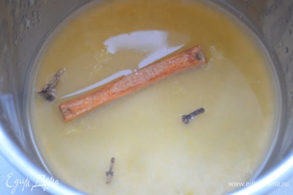 В сотейник выдавить сок мандаринов, добавить туда их же цедру, гвоздику, палочку корицы и сахар. 2. Варить на среднем огне 5 минут.
