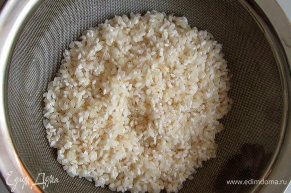Холодной водой тщательно промыть рис и дать ему стечь.