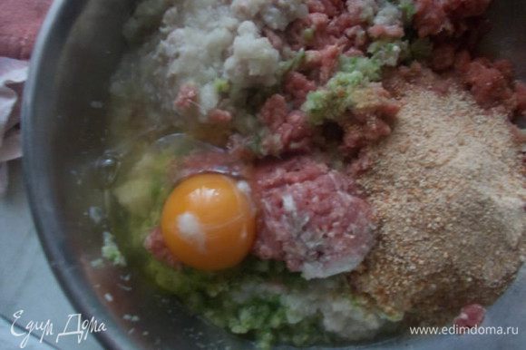 Затем добавить яйцо, сухари, соль и кориандр.
