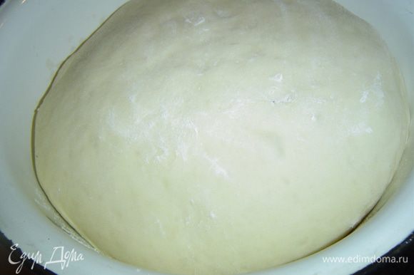 В теплое молоко кладем размягченное сливочное масло, всыпаем дрожжи и перемешиваем. Затем добавляем сахар, соль, просеянную муку и замешиваем тесто. Накрываем его полотенцем и ставим в теплое место на расстойку на 30 минут.
