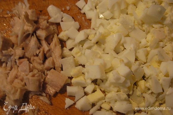 Порезать мелким кубиком отварное мясо курицы и варенные яйца. Посолить по отдельности мясо и яйцо.