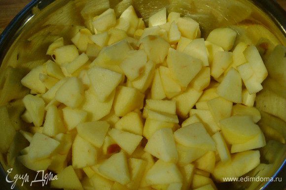 В кастрюле залить яблоки яблочным соком (3 ст. л. сока отставить в сторону), посыпать 50 г сахара и полить соком лимона. Тушить 5 минут.