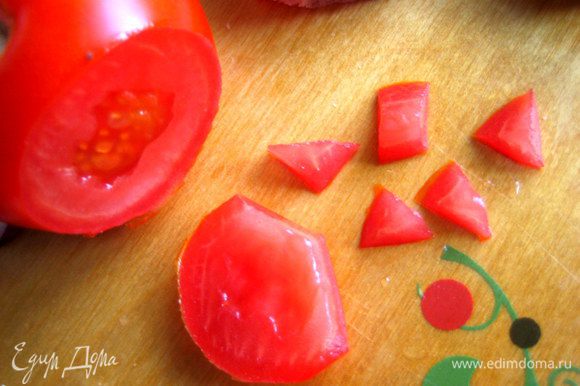 Из помидорки или красного сладкого(!) перца вырезаем треугольный носик!