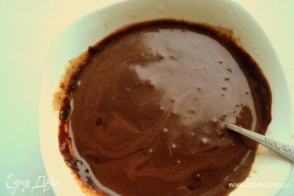 Шоколад поломать на кусочки, добавить сливки и растопить в микроволновке или на водяной бане.