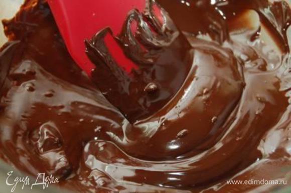 ДЛЯ ШОКОЛАДНОЙ МАССЫ: Желатин залить водой и оставить для набухания. Шоколад порубить на маленькие кусочки, поместить в микроволновку (режим разморозка) и периодически помешивая дождаться полного растворения шоколада.