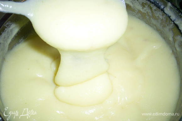 Нам понадобится приготовить заварную основу для крема. Как это сделать, читаем здесь http://www.edimdoma.ru/retsepty/61561-eklery-s-maslyano-zavarnym-kremom.