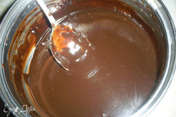 Для глазури темный шоколад (лучше взять развесную глазурь в плитках) растопить со сливочным маслом.