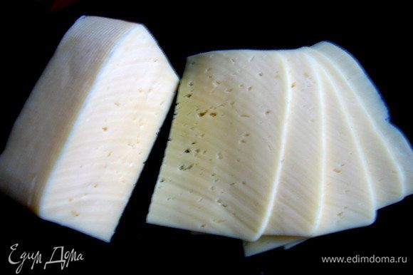 Сыр купить нарезанный ровными пластинами или самим аккуратно нарезать от куска.