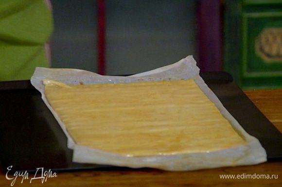 Противень выстелить бумагой для выпечки, выложить тесто и выпекать в разогретой духовке 5–7 минут.