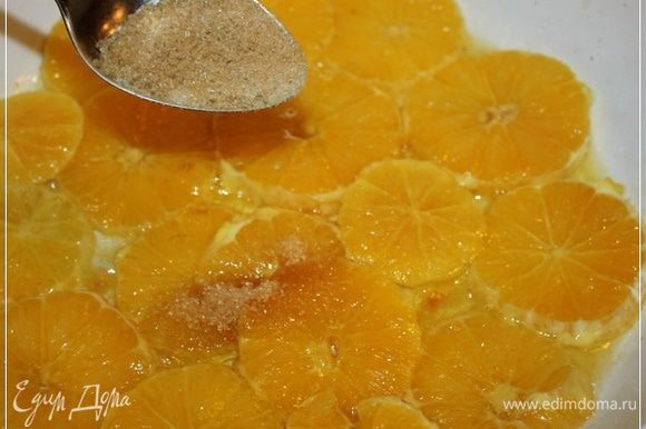 Как только слегка померанцы обжарятся, переворачиваем и добавляем немного сахара. На апельсины. Можно использовать и мед. Но, если есть склонность к аллергии, то лучше сахар.