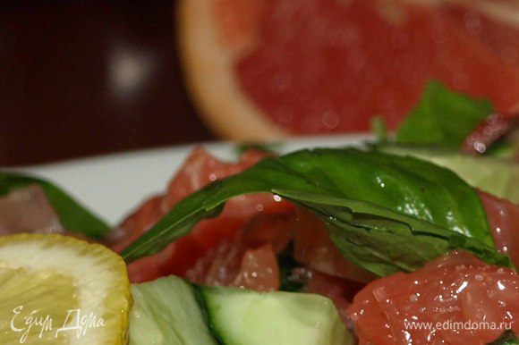 Шпинат укладываем на тарелку, сверху — салат из семги, грейпфрута, огурцов, помидоров черри.