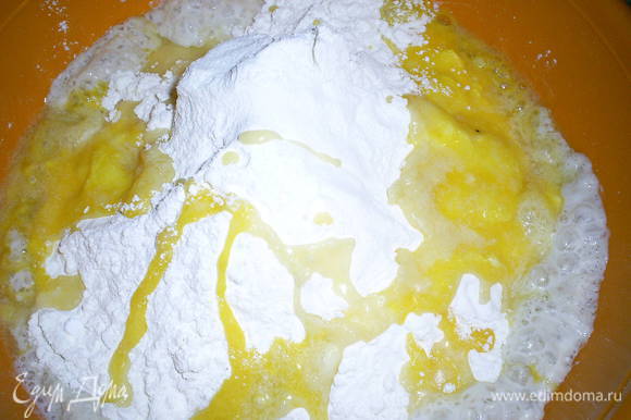 В миску с подошедшей опарой просеять муку, добавить растопленное масло, растертые с остальным сахаром желтки, соль и ванилин.