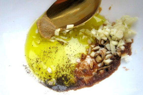 В пиалке соединить с чесноком перец,соль,оливковое масло, уксус, горчицу на кончике ножа...