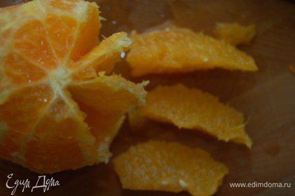 Апельсин очистить от кожуры и вырезать филе. Нарезать небольшими кусочками. Сок, выделившийся при нарезании мякоти - сохраните (потом он пойдет в начинку)