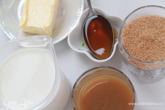 Подготовить другие ингредиенты: молоко, грушевый мёд (от себя добавила ещё обычного мёда, 1 ст.л.), коричневый сахар, сливочное масло.