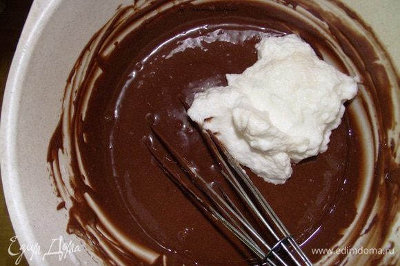 Сливки (150 мл) взбиваем с сахаром (50 г) в отдельной посуде. Затем сливки вводим в шоколад, аккуратно перемешиваем до однородного состояния. Затем маленькими порциями вводим белки.