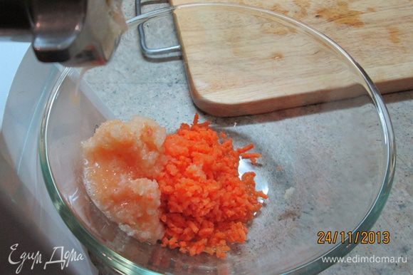Лук и морковь почистить, крупно нарезать и измельчить в мясорубке.