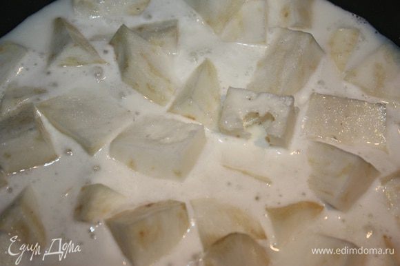 Сельдерей и картофель почистить и вымыть. Порезать на одинаковые кусочки и поставить вариться в молоке до готовности. Соль по вкусу. У меня это заняло 35 минут, на среднем огне.