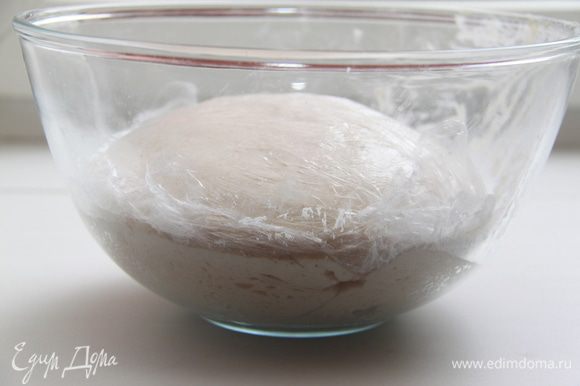Добавить 15 г соли, работать с тестом ещё 5-7 минут, пока тесто не станет эластичным и не перестанет липнуть. Убрать тесто под плёнку в тёплое место на 1 час.