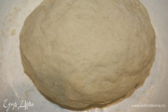 Делаем тесто. Смешиваем 500 грамм муки, соль, разрыхлитель, 1 яйцо и сметану. Замешиваем тесто. Положить его на 30-40 минут в холод.