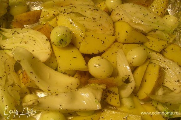 Овощи перемешиваем, взбрызгиваем оливковым маслом. Посыпаем базиликом, 3/4 ч.л. соли и 1/2 ч.л. молотого перца.