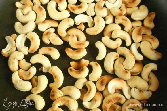 Орехи обжарить на сухой сковороде до золотисто-коричневого цвета, переложить с миску.