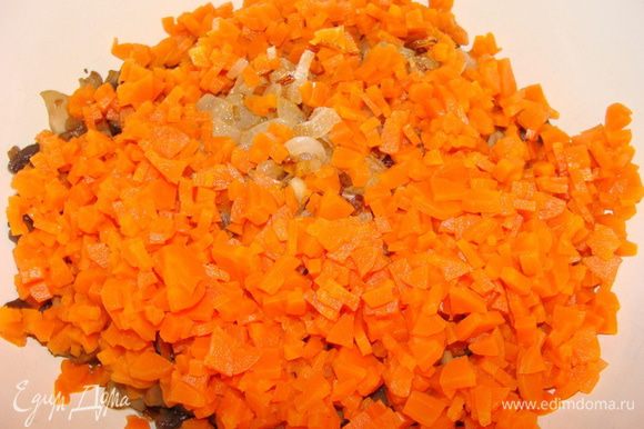 Отварную морковь почистить и порезать мелким кубиком.