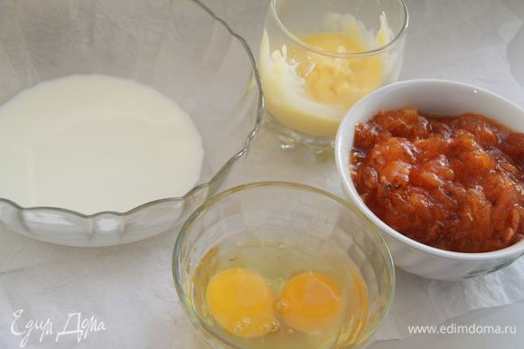 Соединить молоко, яйца, размягчённое масло и хурму.