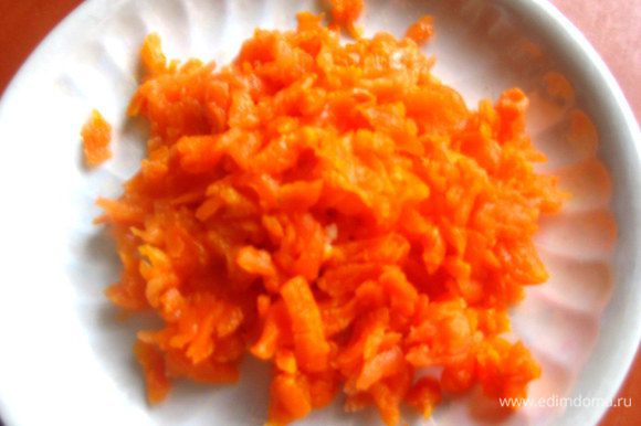 Морковь тоже отварить и натереть на тёрке.