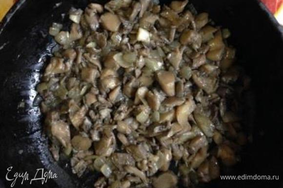 Оставшийся лук обжарить на растительном масле, добавить нарезанные грибы и жарить до готовности.