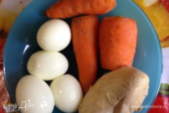 Морковь, яйца и курицу отварить до готовности.