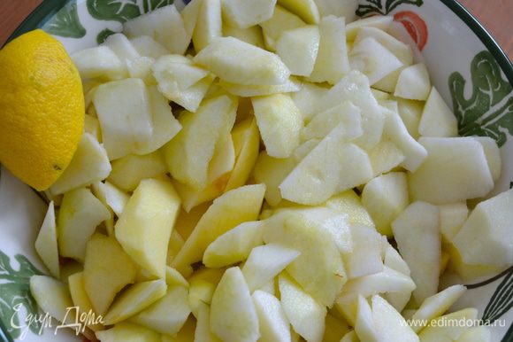 Яблоки помыть, очистить от кожуры и нарезать произвольно небольшими кусочками. Смочить соком половины лимона.