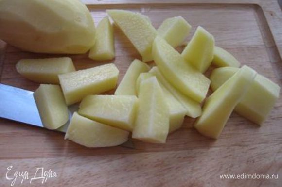 Порезать картошку (ломтики средней величины). Опустить ее в подсоленную кипящую воду. Отварить до готовности.