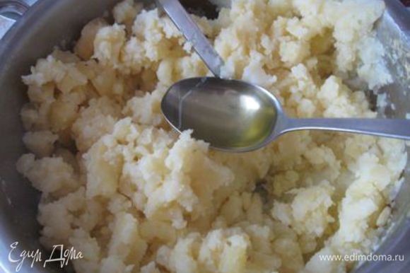 Слить отвар. Приготовить картофельное пюре, добавив оливковое масло (пользоваться картофелемялкой, а не миксером, разрушающим структуру волокон).